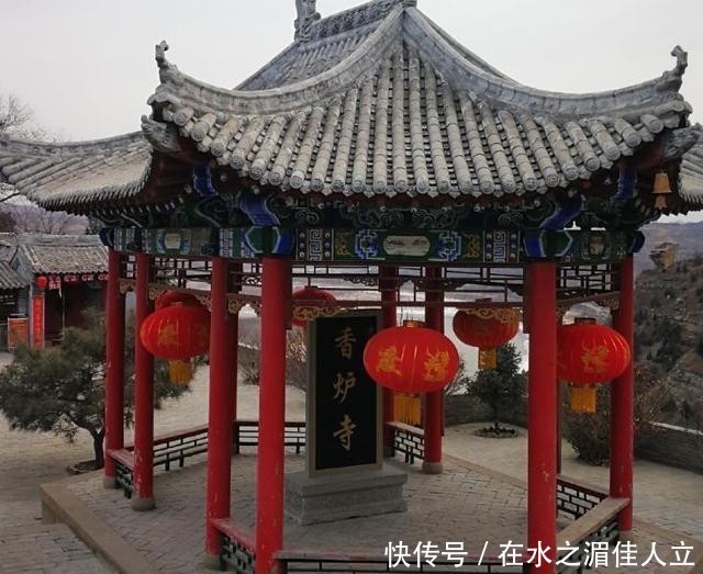 建在黄河边的寺庙，三面都是百丈悬崖，日落时分壮观不已