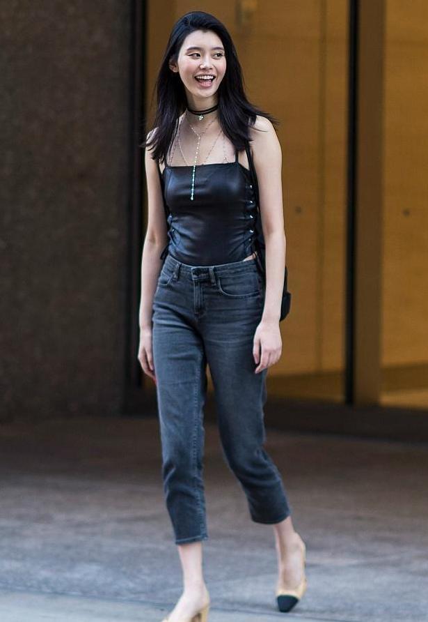 奚梦瑶真敢穿, 大红色吊带衫一点儿不低调, 网友: 换双鞋可好?