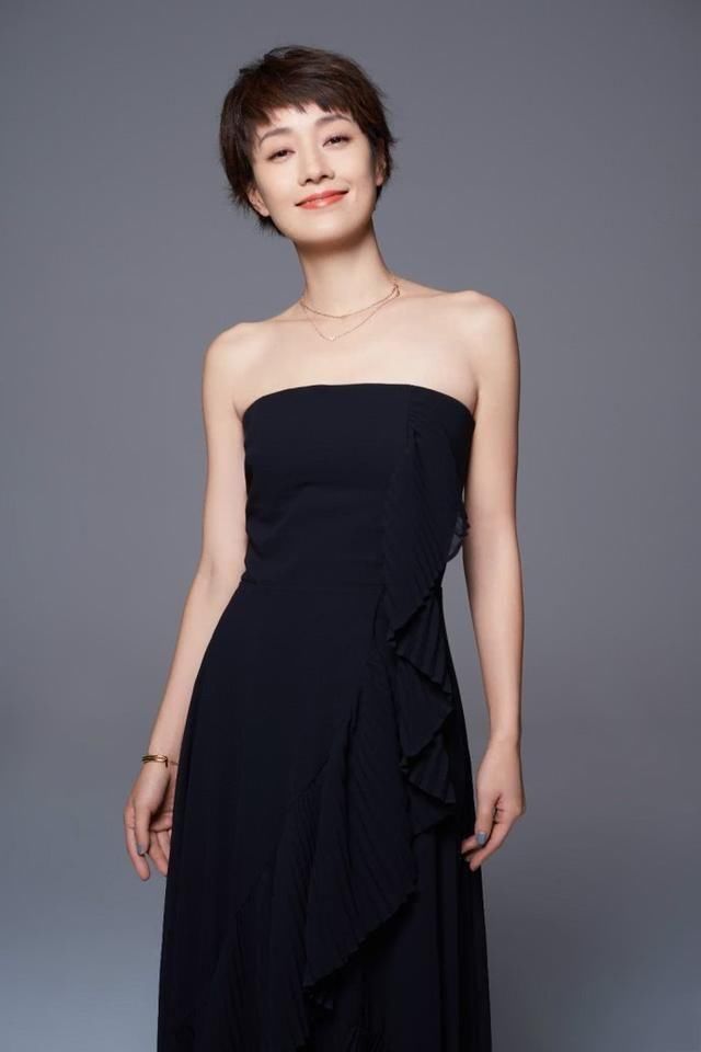 马伊琍穿上露背紧身裙我呆了，曲线感一目了然，42岁就该这样穿!