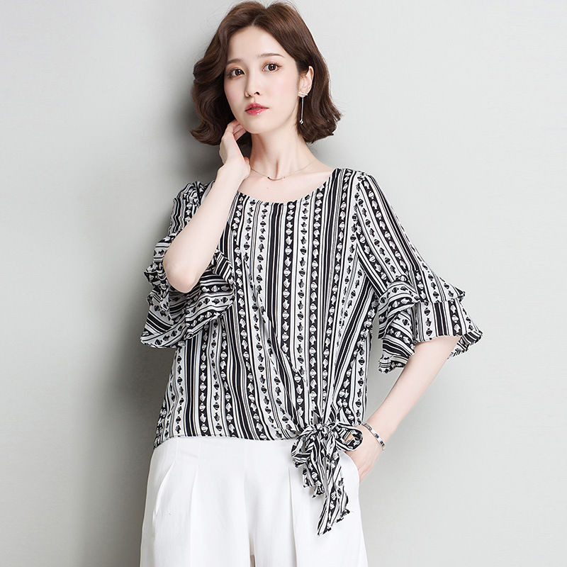 外出游玩穿裙子不方便!试试这样的小衫+棉麻裤，清凉透气超嫩美