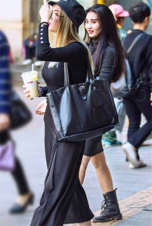 「 恬静」美女打扮的很恬静,长相清秀又美丽,街拍:白色的外衣配白色短裤