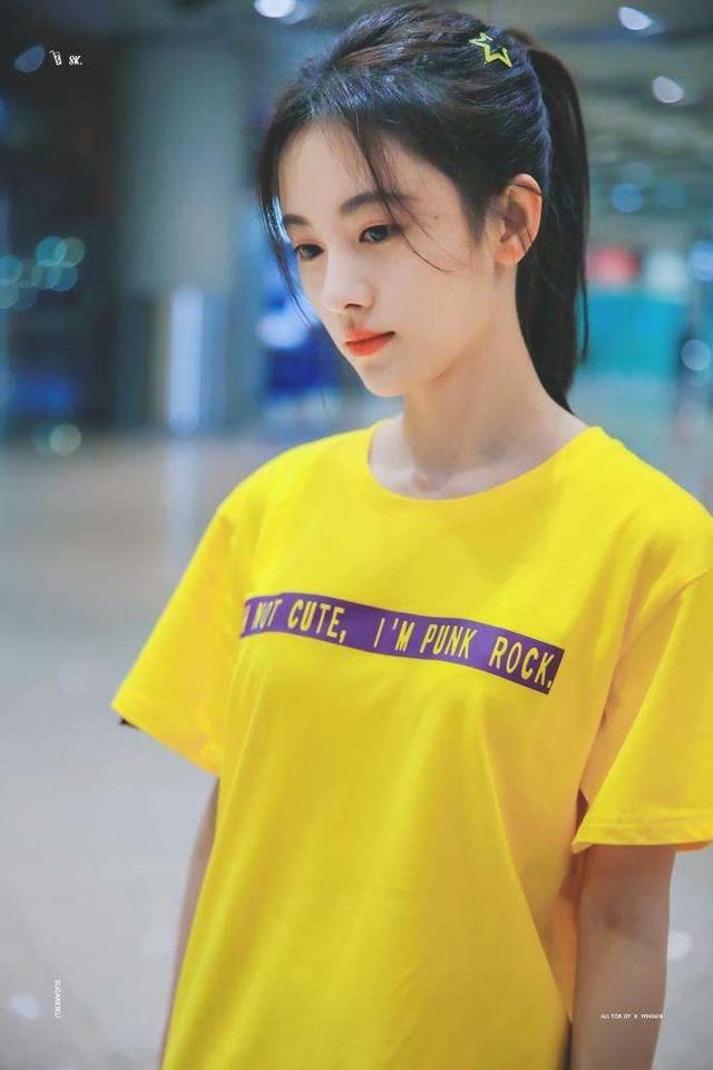 鞠婧祎衣品开挂，T恤盖住短裤现身，159愣是秀出1米8大长腿