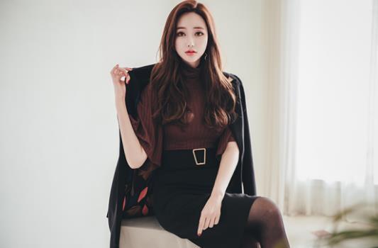  黑色|李妍静，一件黑色的长款风衣配黑色半身裙