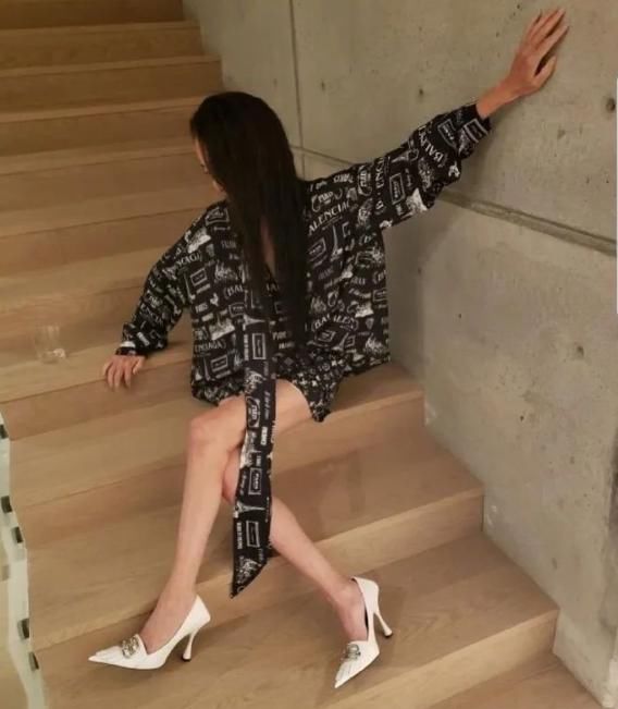  『婚纱』71岁王薇薇分享美照，短T热裤身材如少女，还穿10厘米超细高跟鞋