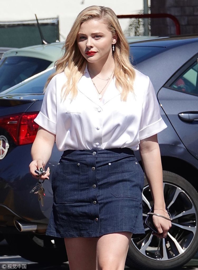 火速觅新欢？“超杀女”科洛购物获神秘男推车献殷勤  长腿纤细上