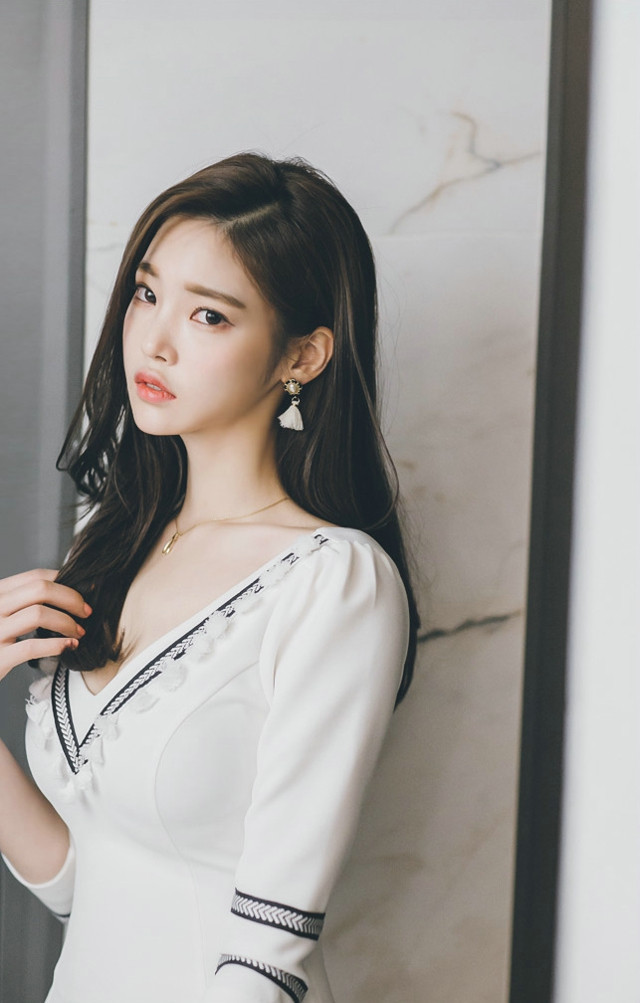 时尚街拍，小姐姐清纯靓丽，气质迷人优雅，身姿曼妙性感