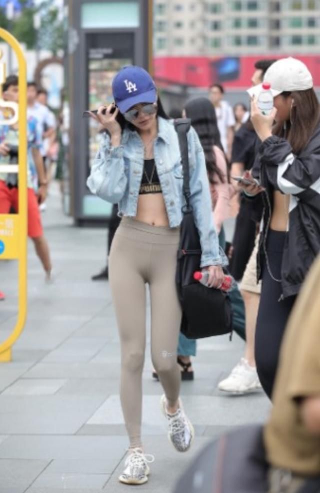 街拍：健身紧身裤穿上街头，立马成为焦点，痕迹太明显！