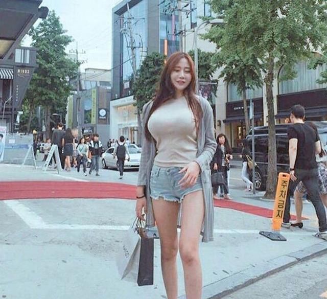 好穿百搭的牛仔裤，小姐姐穿上显得格外好看，十分夺目！