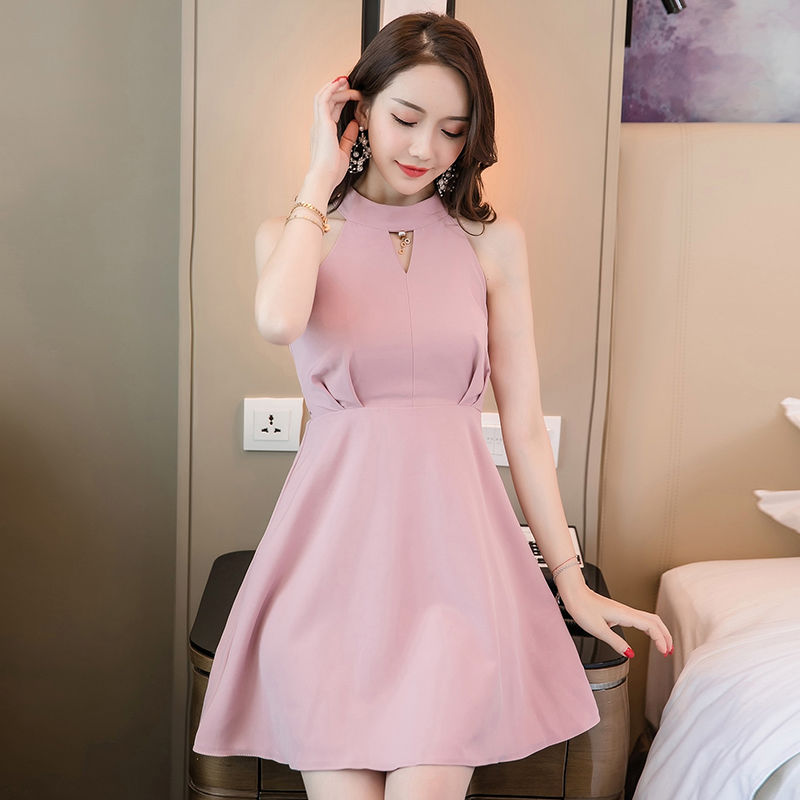 令人怦然心动的挂脖连衣裙，勾勒迷人曲线，气场十足散发女人香