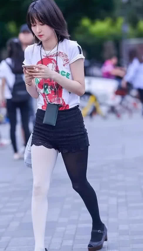 气质小姐姐高挑热裤显苗条修长双腿，黑白丝让人捉摸不透