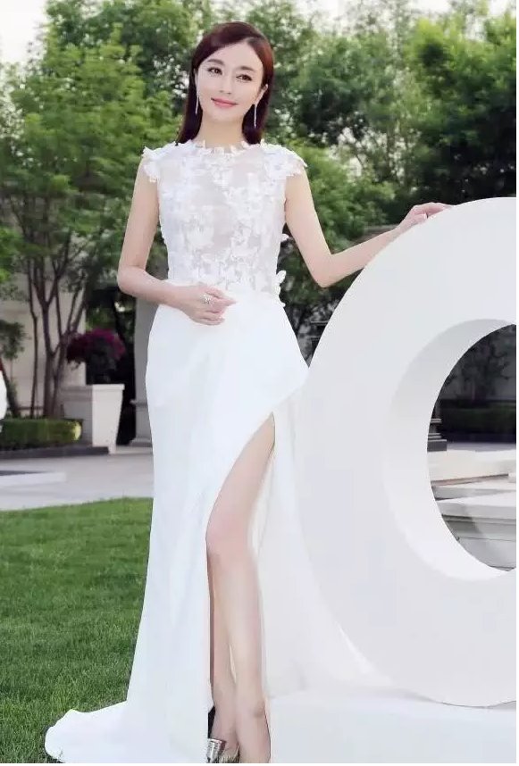 37岁的秦岚与28岁的吴谨言同台亮相，网友:气质果然是相当重要了