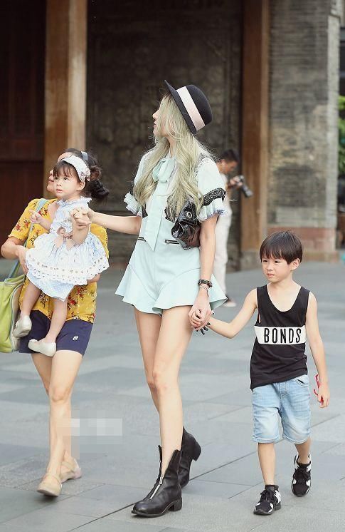 女人味:街拍:小姐姐一件黑色的无袖淑女裙,穿上它十分有女人味