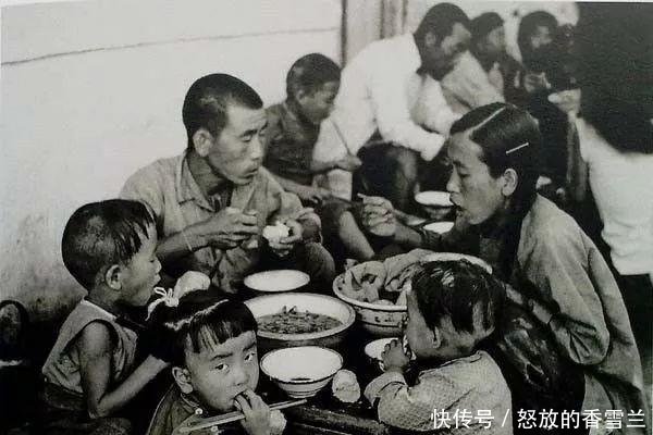  食堂|50年代罕见老照片农民斗地主，公社食堂吃大锅饭