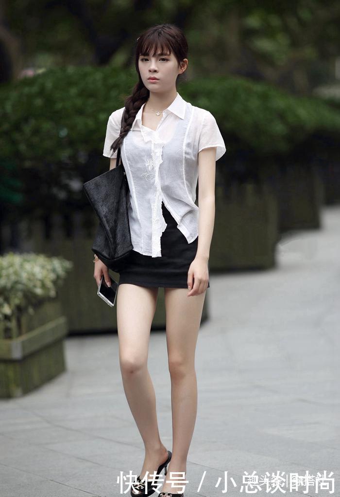 路人街拍:小姐姐白加黑搭配简单性感,修长美腿更加诱人!