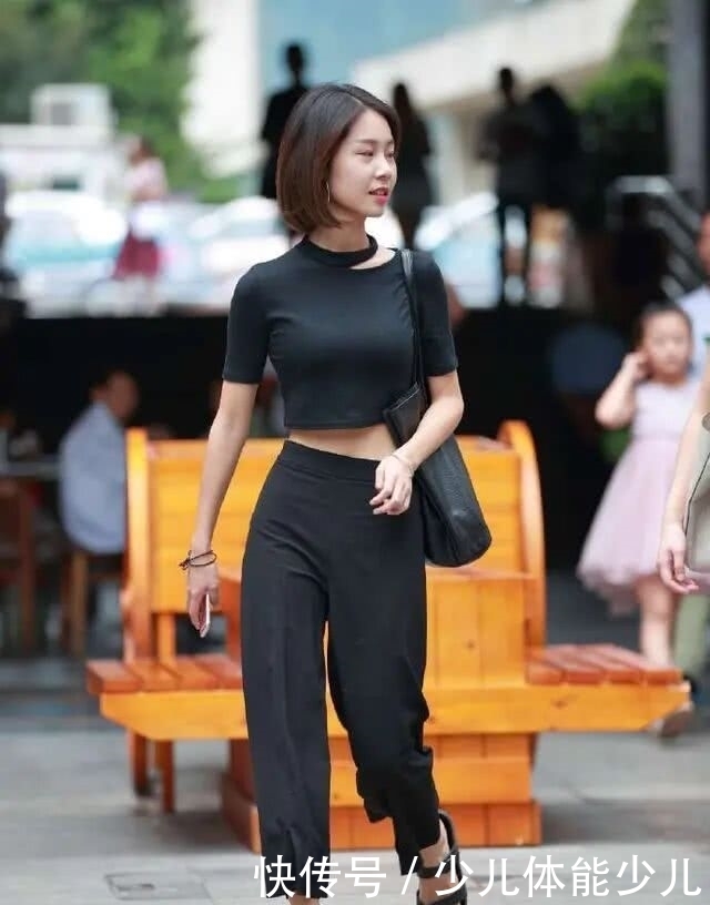  连体：女人过了40岁，阔腿裤不能乱穿，一不小心穿出“五五身材”！