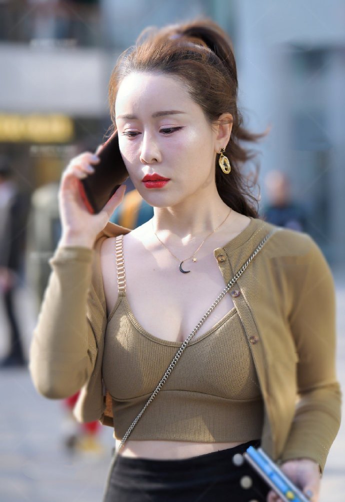  #辣妈#个性大胆的抹胸装,让辣妈很有成熟的韵味