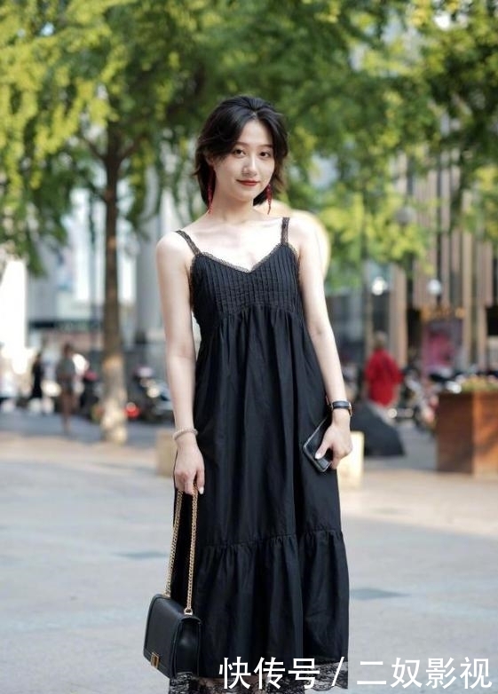  【美女】路人街拍，手挽手的时尚闺蜜，时髦大方的裙子搭配，帅气大方