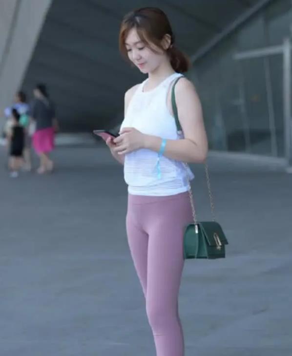  #风采#街拍：倾城倾国的美女，一件黑色背心配浅色短裙，优雅气质风采