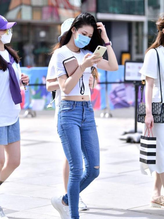  风范|街拍：明眸善睐的美女，一件黑色上衣配浅色牛仔裤，时尚气质风范