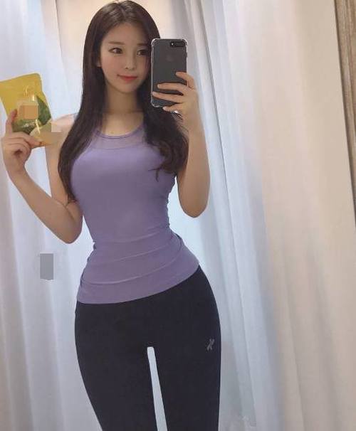 妍姿艳质的紧身打底裤小姐姐，大秀娇嫩肌肤，展露迷人小蛮腰！