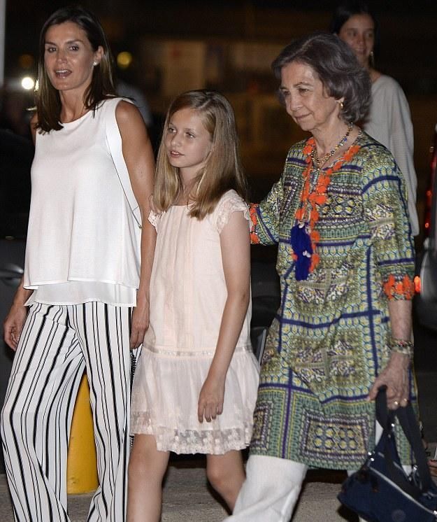 西班牙王后和婆婆和解？全家其乐融融度假，46岁王后比凯特还年轻