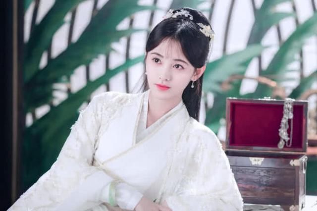 鞠婧祎穿超短裤只用白色带子支撑，网友：有点不方便呀