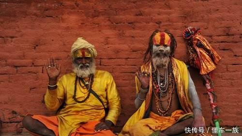 印度“苦行僧”让美女相伴左右，游客却对他们避而远之，好福气？