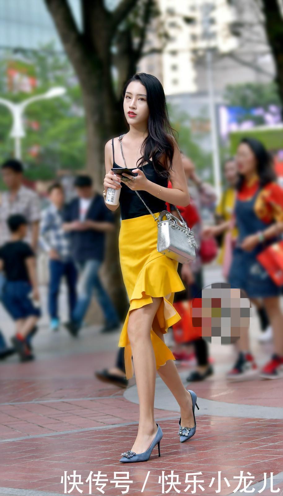  鞋子：街拍：脚穿高跟鞋， 走起路来昂首挺胸就是自信