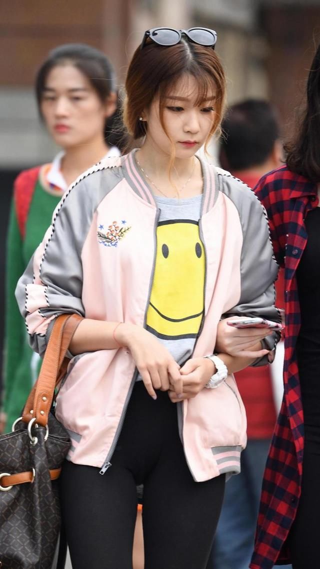街拍:两个时尚小姐姐一起出街，婴儿肥小姐姐运动紧身裤紧绷有力