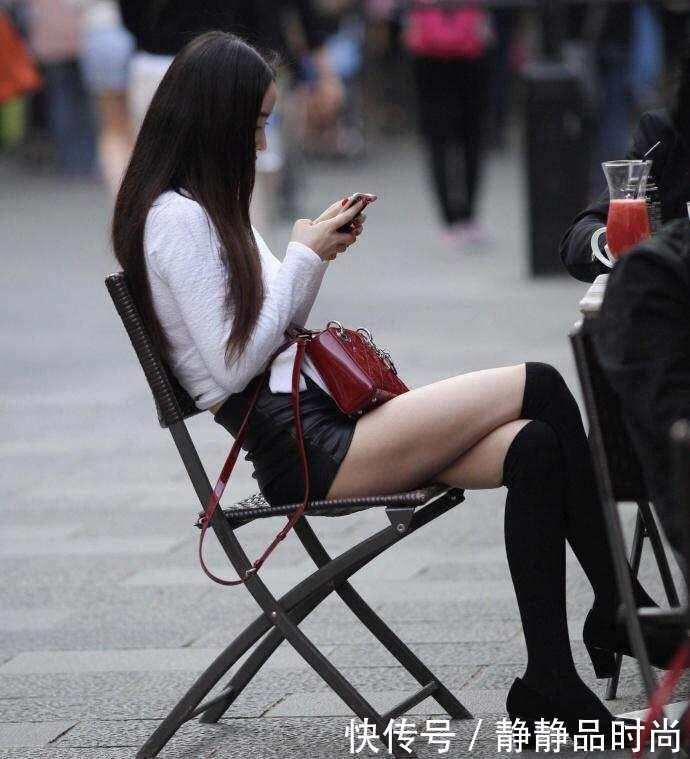 街拍: 穿短裤的年轻女孩, 小皮短裤紧致光滑