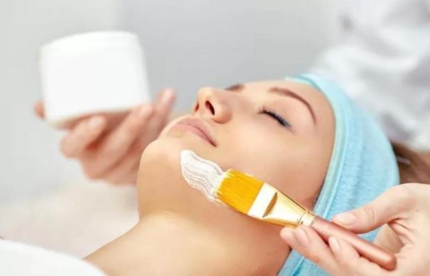 长期素颜的女生和长期化妆的女生相比，为什么化妆的女生皮肤更好