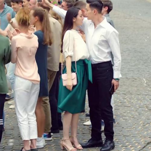 热巴穿着一身魅力的连衣裙亮相现场，却火了凉鞋，网友一致要同款