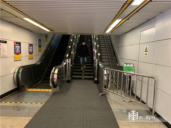 「地铁」哈尔滨地铁乘车秩序井然(组图)