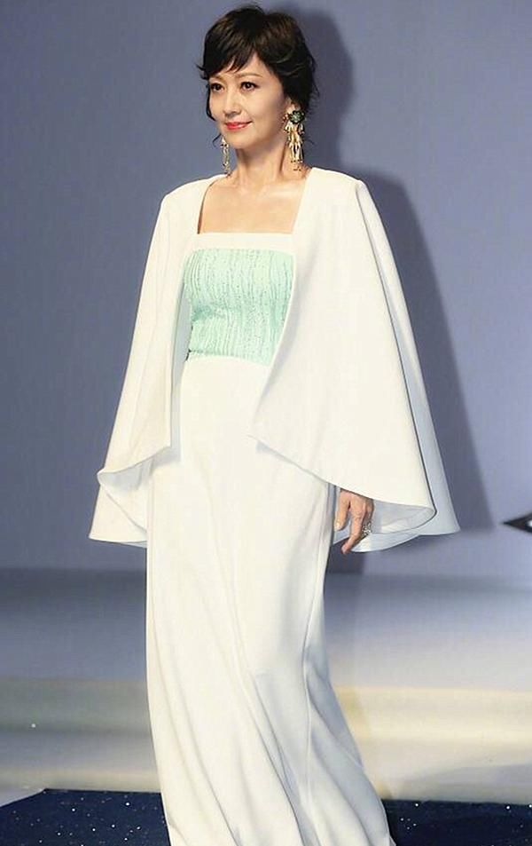 63岁赵雅芝穿超短裤，拍照都要用包包挡！网友：我都替你害羞