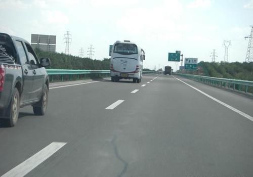 高速上为什么有的车在左侧车道上行驶还打着左转向灯