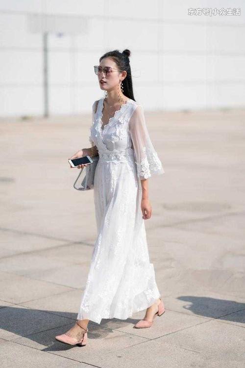 街拍：白纱裙下的小姐姐，第二个妹子走路太张扬