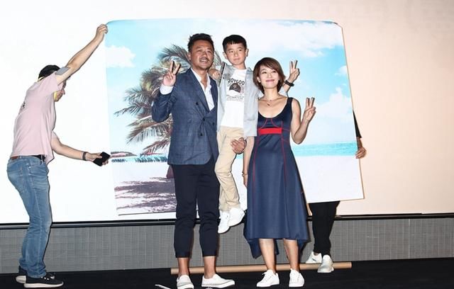 马伊琍出席活动，未修图也很美，蓝裙配白鞋气质仍满分！