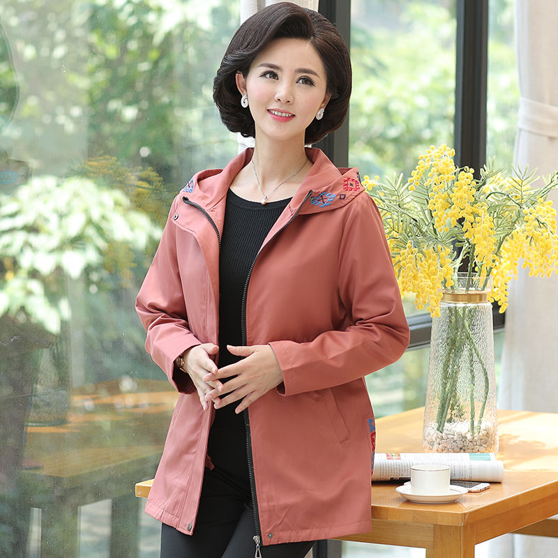 谁说秋装外套不时髦了?瞧瞧下面这些中老年风衣,洋气又减龄显瘦