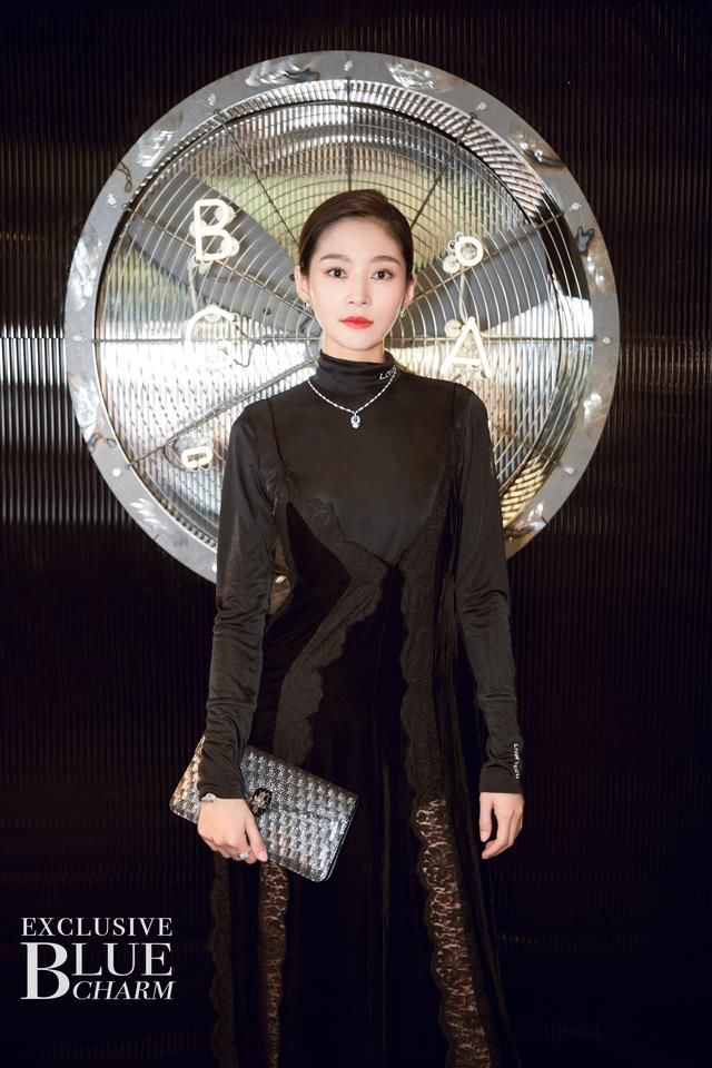 时装周上的王媛可太抢眼!穿长裙都掩不住大长腿