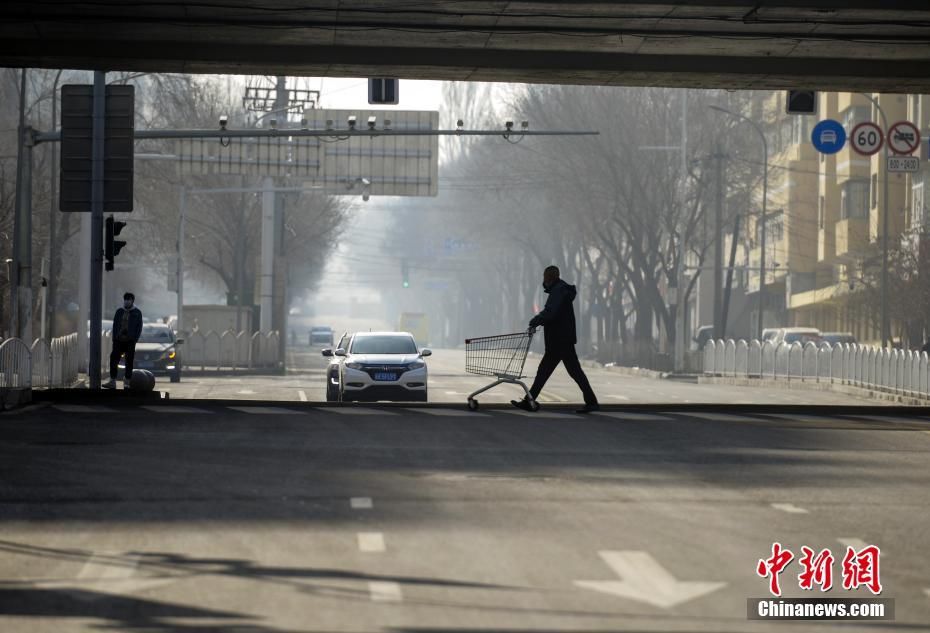  防控@乌鲁木齐加强疫情防控 街头人迹难寻