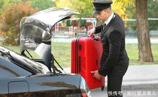 中国游客在泰国不愿掏4元“搬运费”,引发热议,网友:应该给!