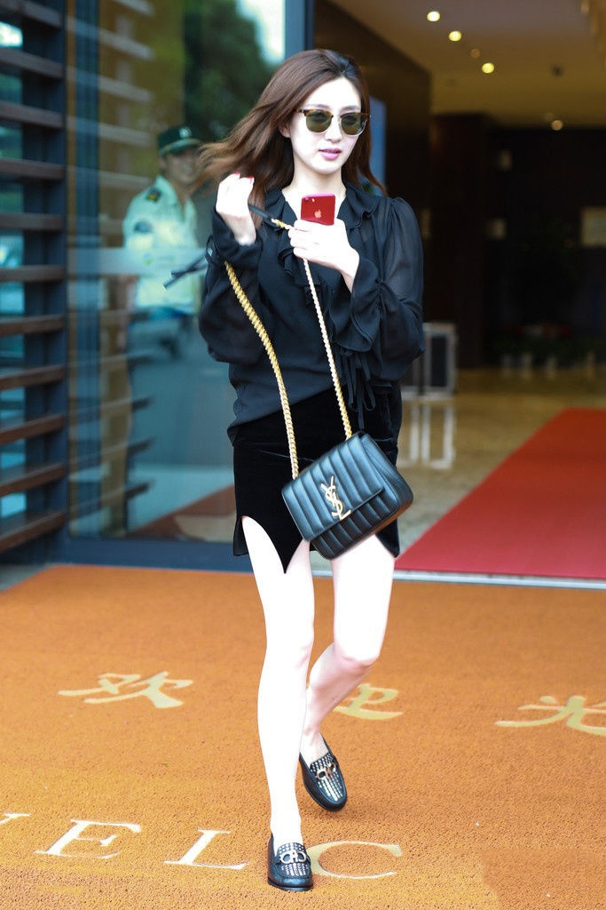 江疏影真厉害,黑衣黑裙展现婀娜身姿,网友:看腿就够了