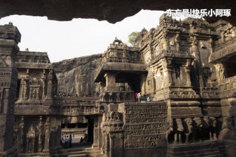 印度这座寺庙，由一整块巨大的石头雕刻而成，40万吨岩石被挖空
