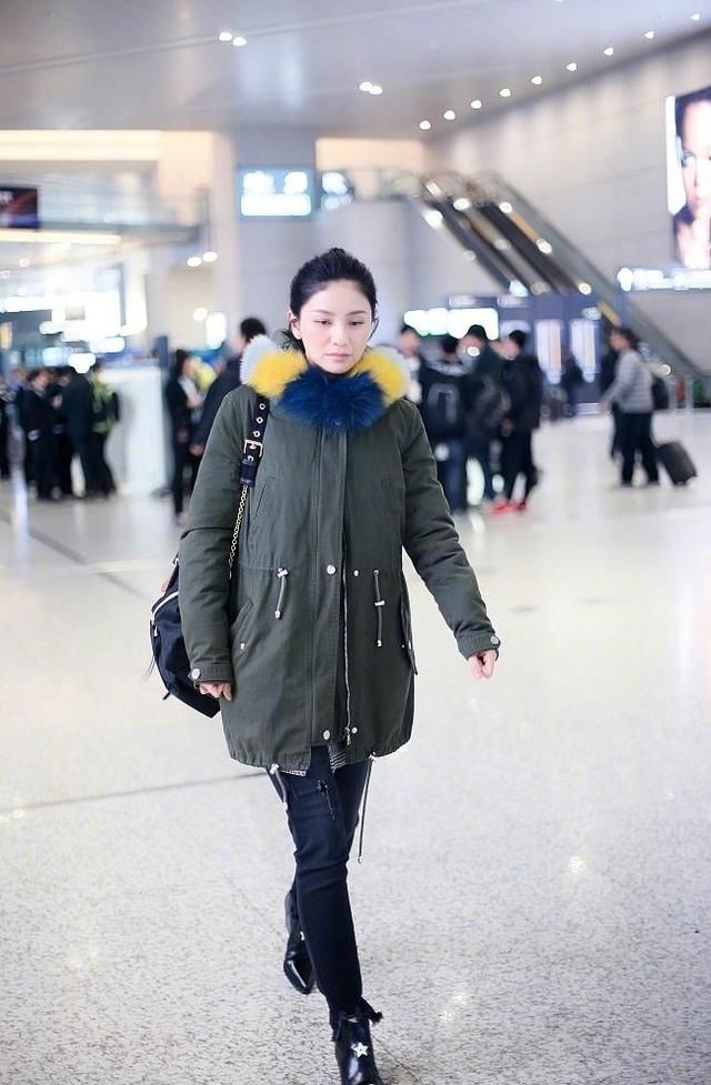 胡可身机场，42岁依然美艳，网友:还好安吉没遗传他爸!