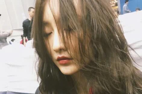 王鸥因拍戏掉发严重,用一招拯救发际线,结果额