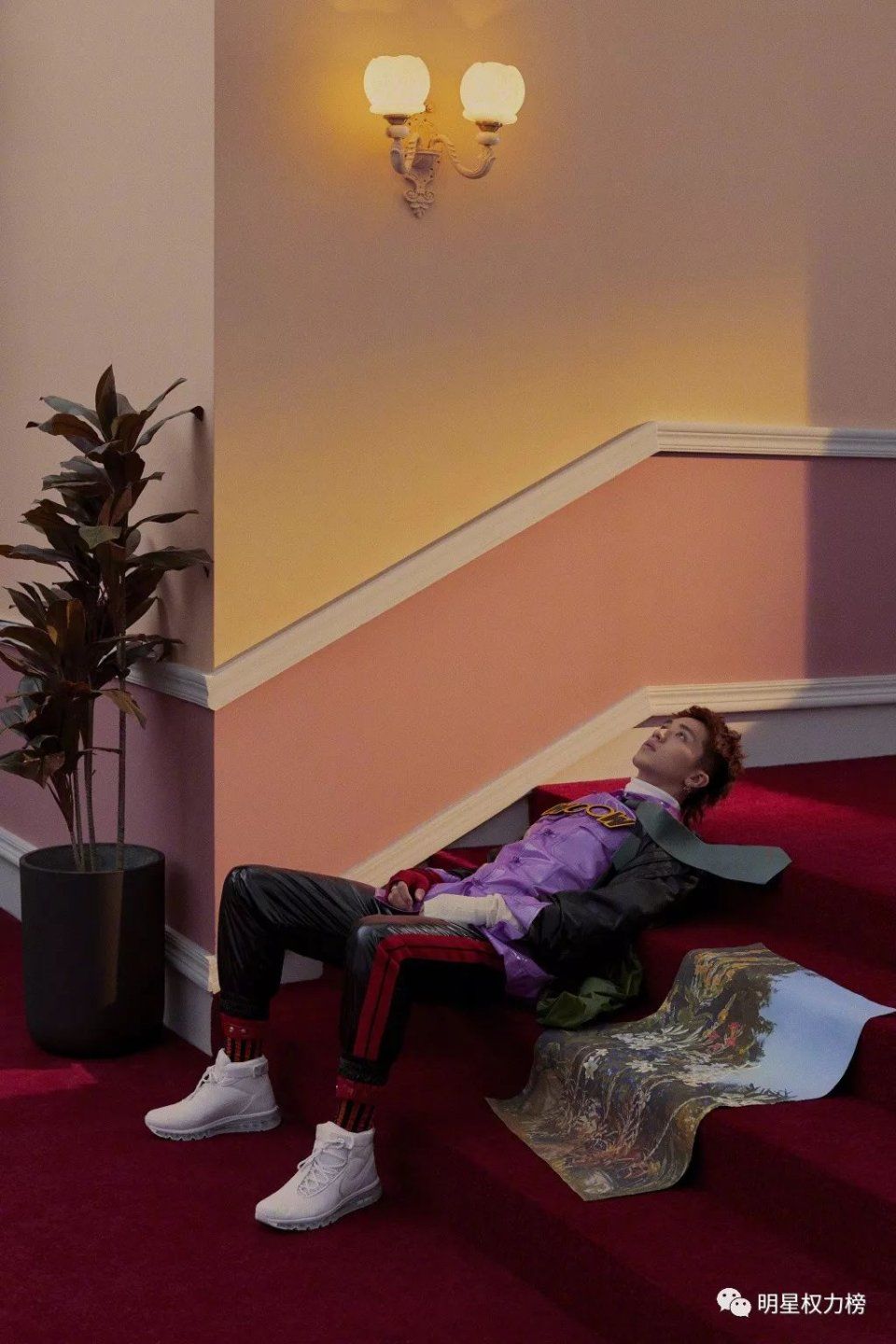 易烊千玺时尚画报优雅浪漫 杨幂演绎复古穿搭时髦爆表 许魏洲杂志