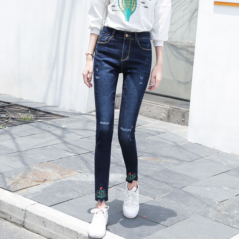 懂时尚潮流的女人这样穿，今秋主流牛仔裤，穿着显高特百搭