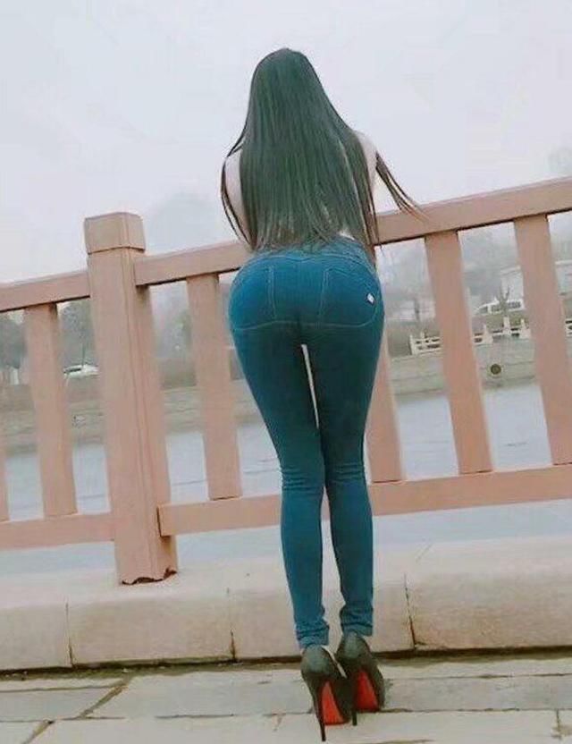 牛仔裤美女展现的身材貌美，气质优雅高贵