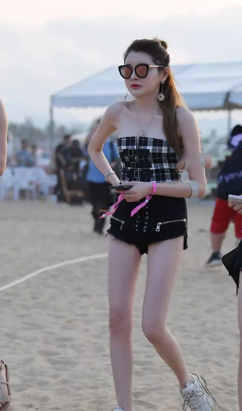 街拍 : 气质小姐姐黑色短裤尽显细腻筷子腿,在沙滩漫步,吸足了