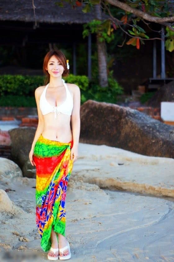 柳岩刚分享泳衣照片，就瞬间炸开了锅，网友：这性感身材真心服气